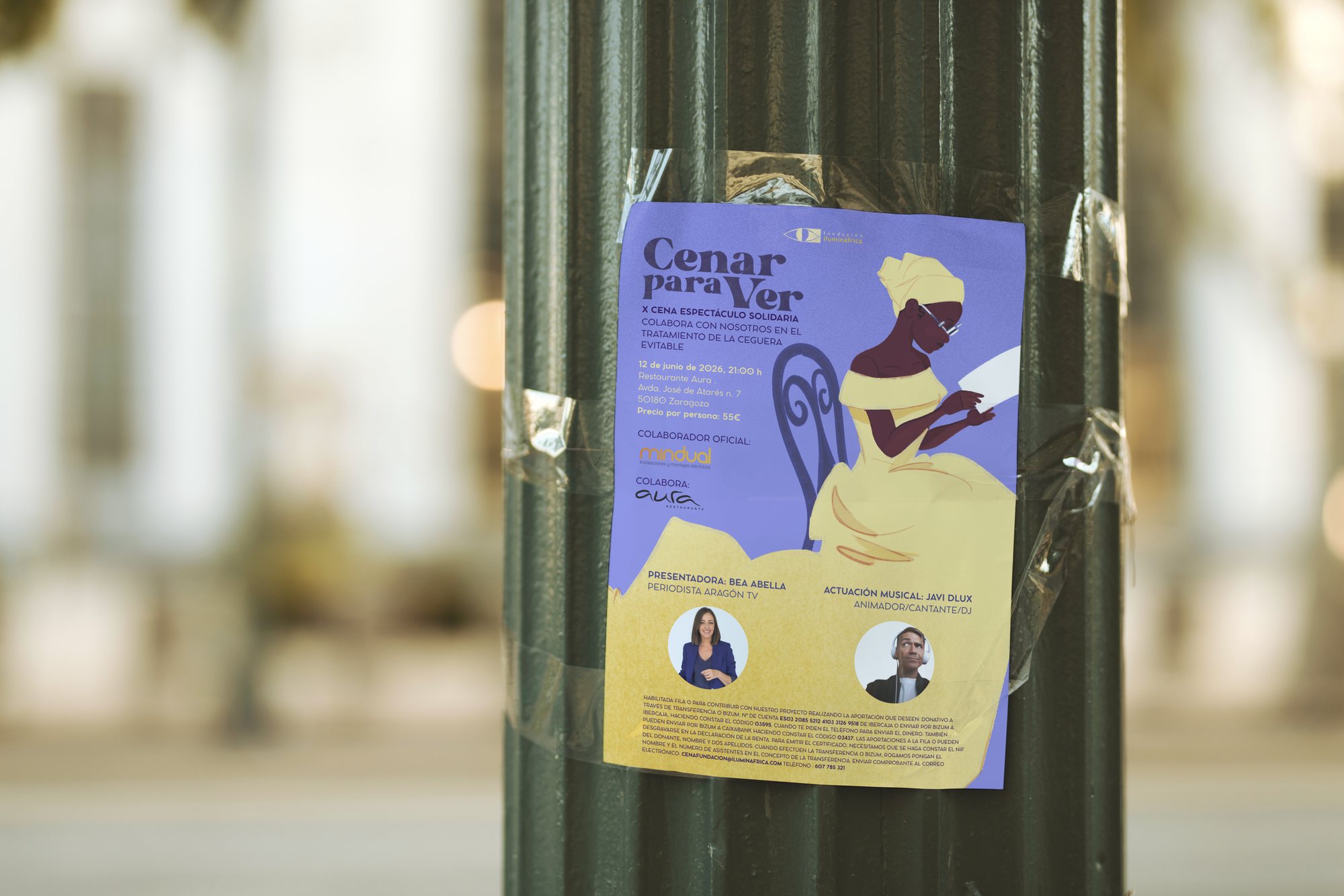 Cartel de Cenar para Ver 2026 aplicado sobre una columna urbana
