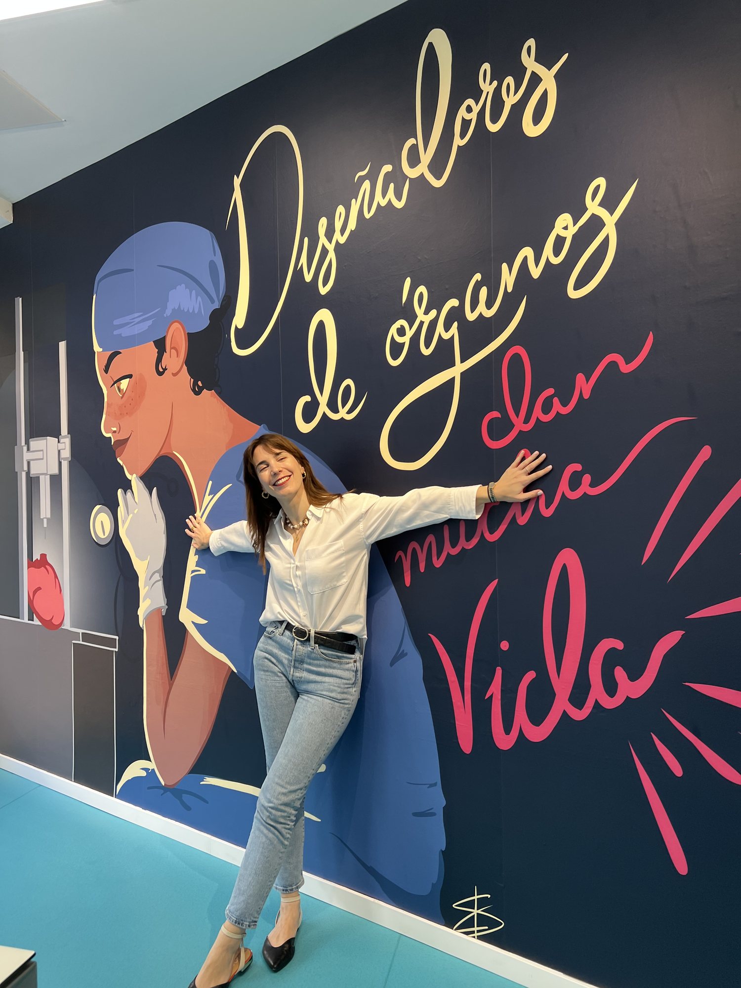Carmen delante del mural sobre medicina e impresión 3D del Espacio Joven de Ibercaja