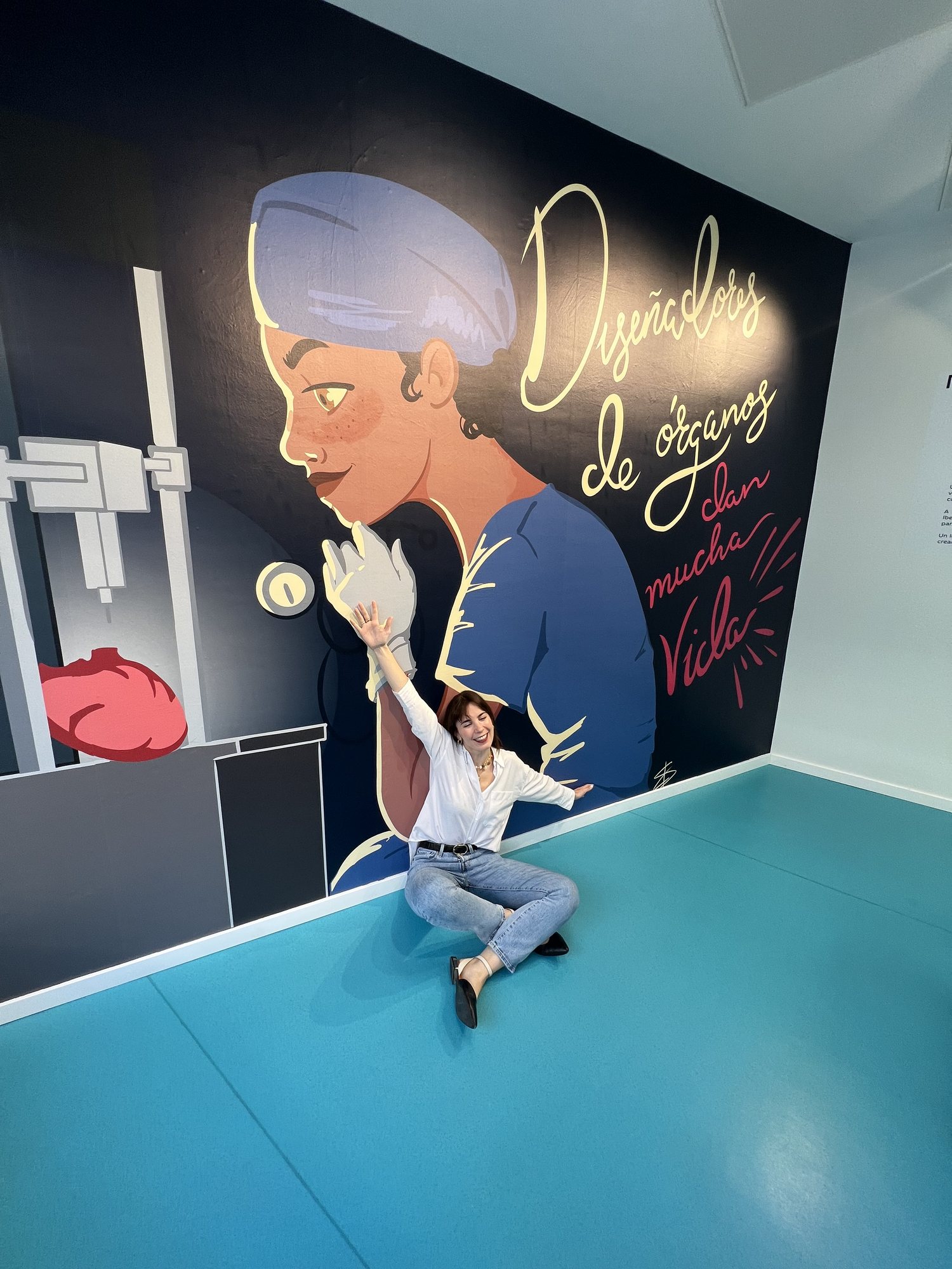 Vista completa del mural realizado para el Espacio Joven de Ibercaja en Zaragoza